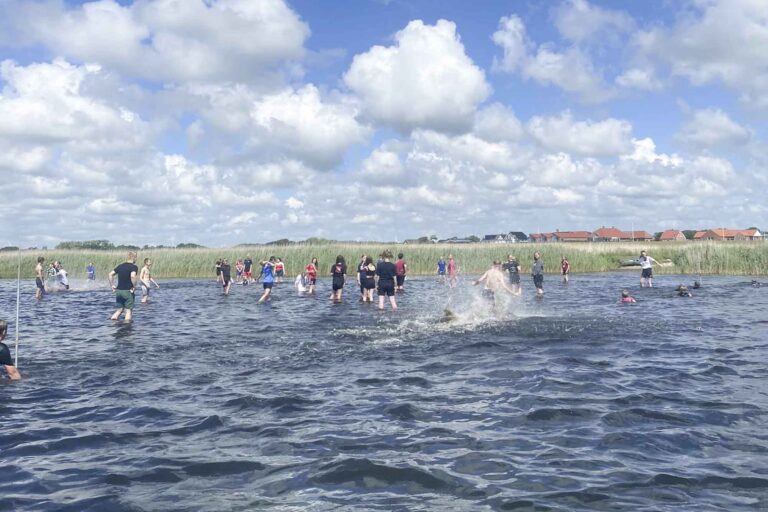 De leger alle rundt i vand Sommer Camp