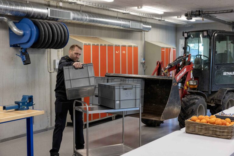 Fjordvang Efterskole indvier teknologihus og metalværksted - pedel gør klar