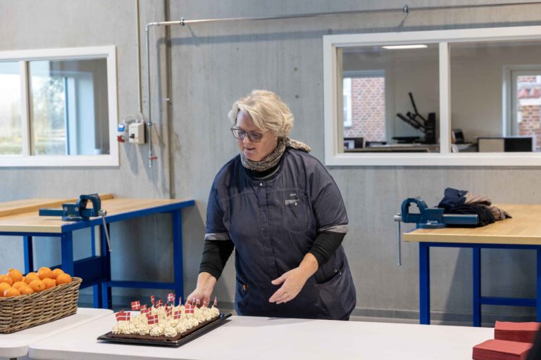 Fjordvang Efterskole indvier teknologihus og metalværksted - Kagen er klar med flag