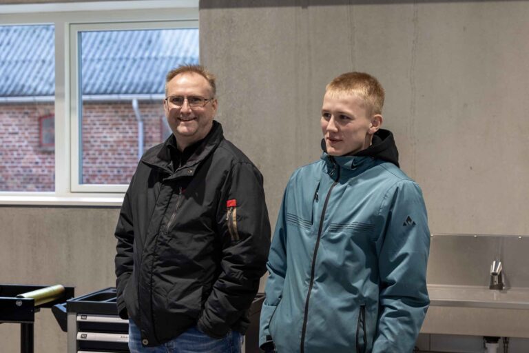 Eleverne tripper af spænding for at udforske det nye teknologihus og metalværksted på Fjordvang Efterskole
