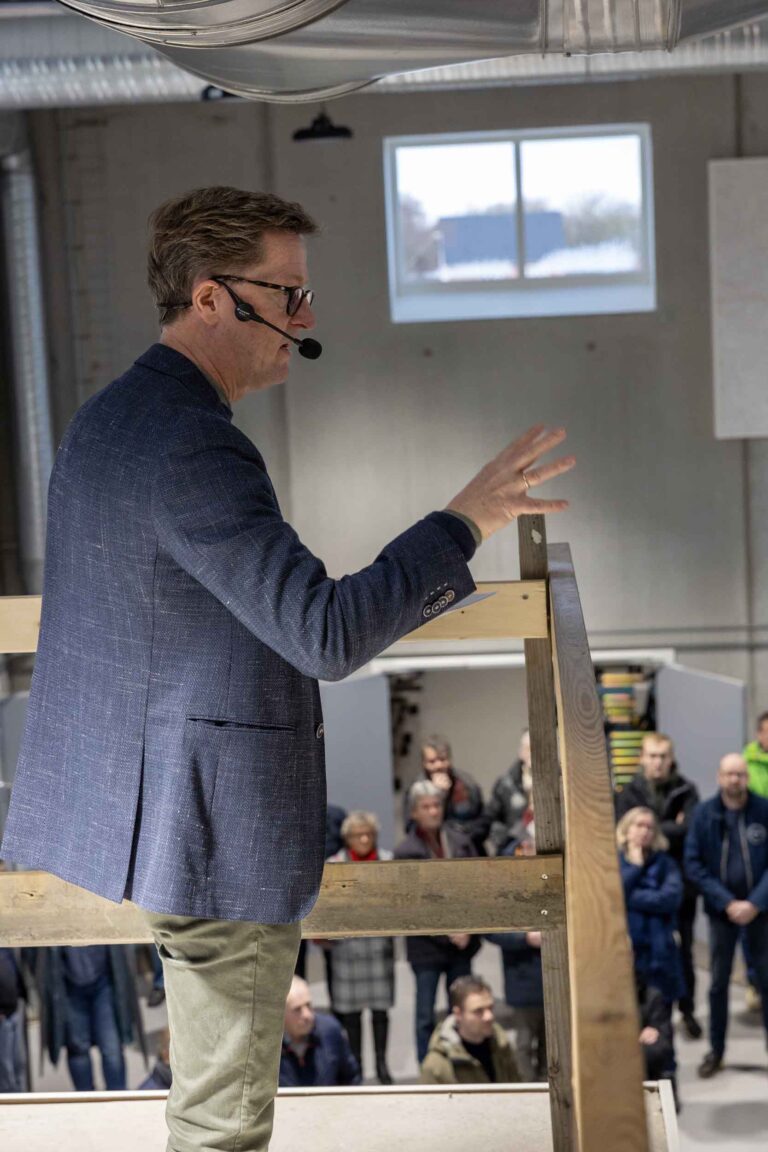 Teknologi og metal går hånd i hånd på Fjordvang Efterskole: Eleverne klar til at udforske de nye faciliteter fortalte forstanderen