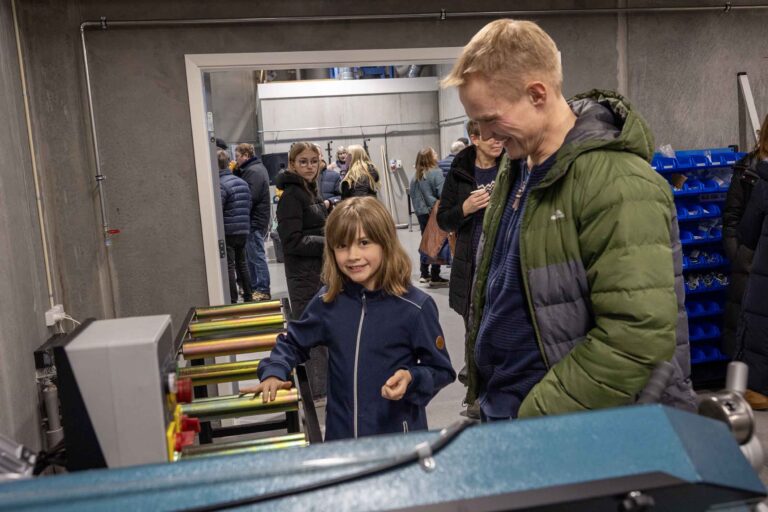 Selv de yngste på Fjordvang Efterskole fejrer det nye teknologihus og metalværksted som en sejr for innovation