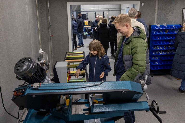 Efterskole Jylland har fået en ny stjerne: Fjordvang Efterskoles teknologihus og metalværksted tager kegler
