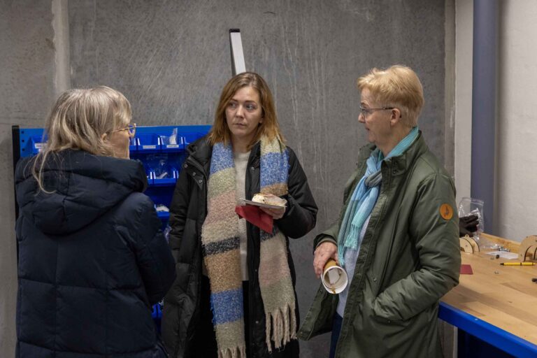 Teknologihuset på Fjordvang Efterskole er en kilde til spænding, hvor eleverne står klar til at udforske nye teknologier