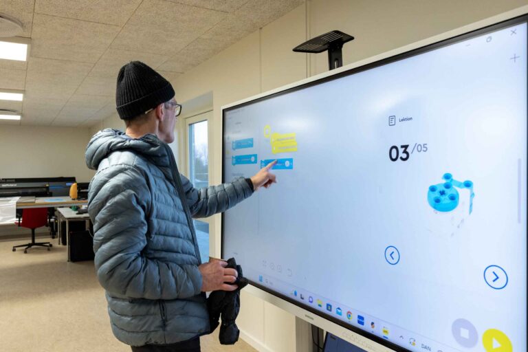 Eleverne på Fjordvang Efterskole glæder sig til at udforske det nye teknologihus og metalværkstedets spændende faciliteter